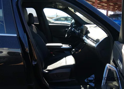 2025 BMW X1 xDrive28I из США, поврежденный, VIN WBX73EF05S5244567